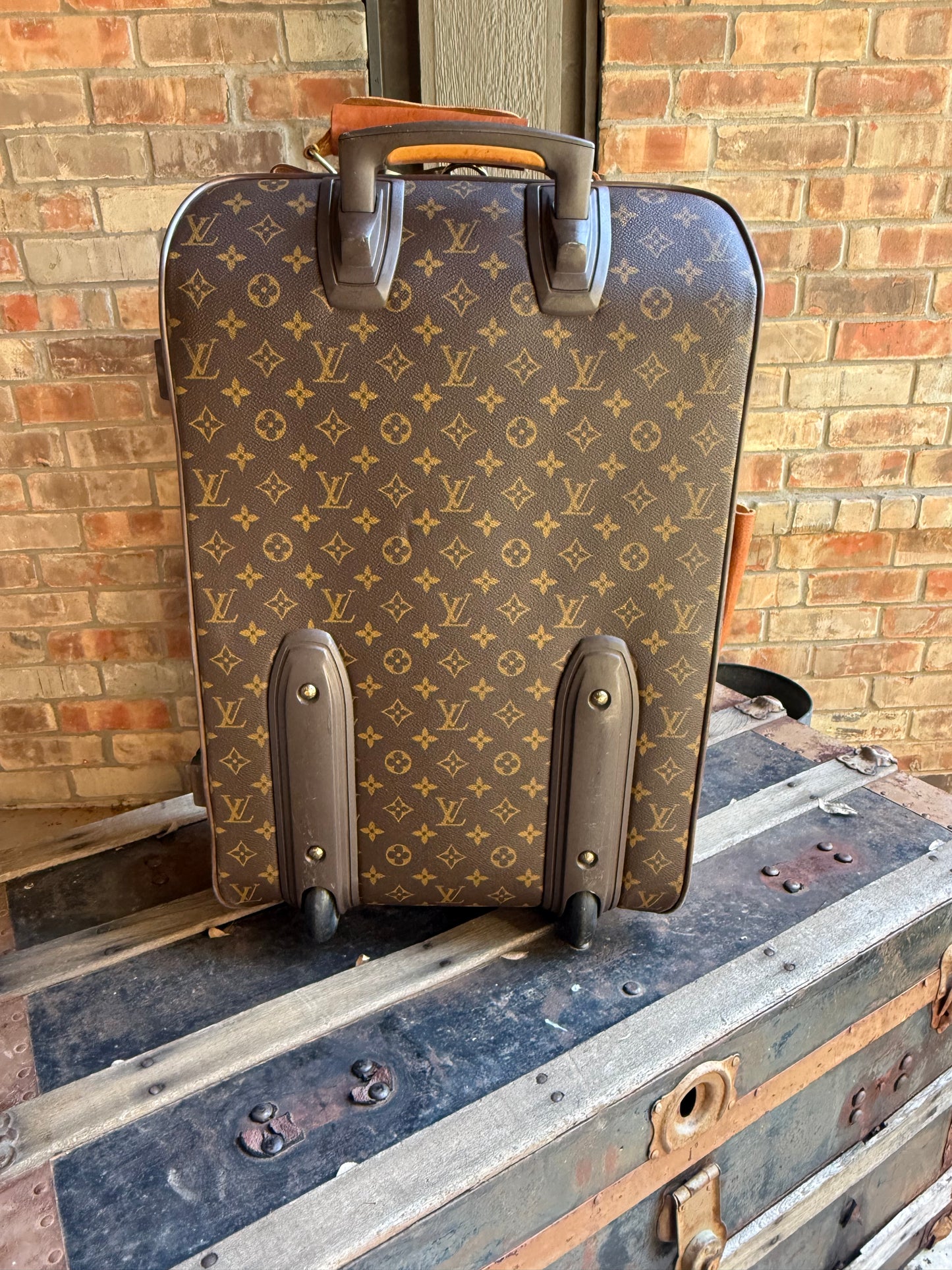 The Timeless Traveler Suitcase ✈️