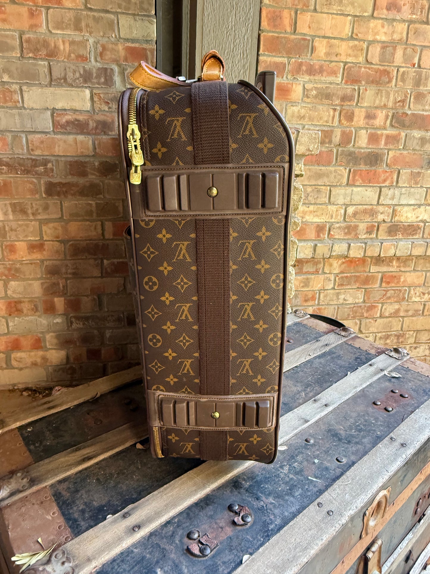 The Timeless Traveler Suitcase ✈️