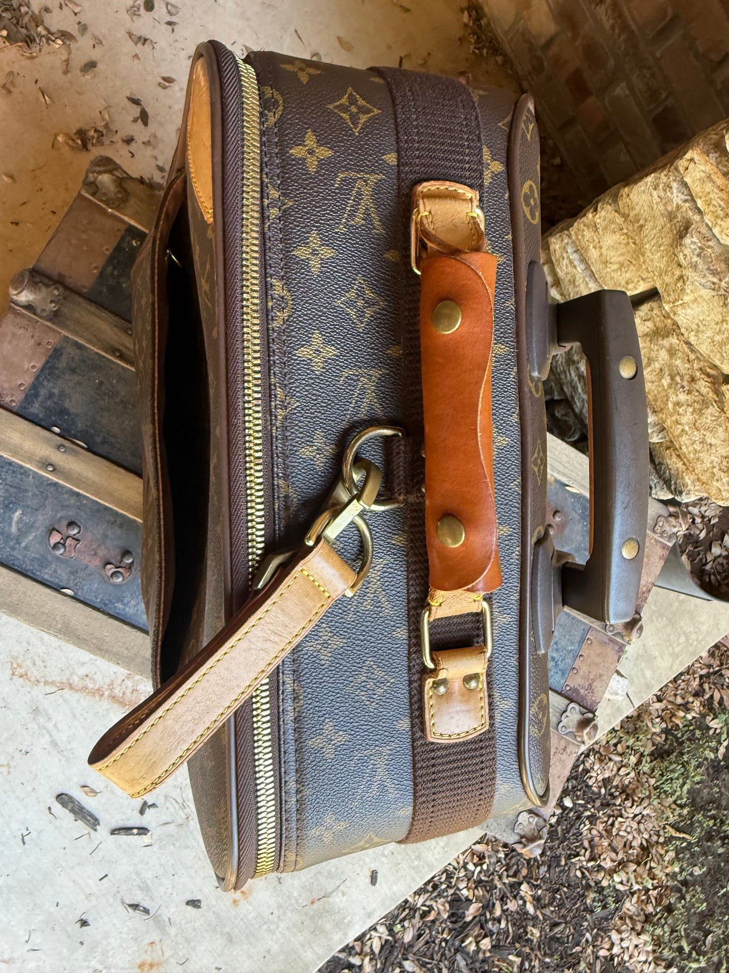 The Timeless Traveler Suitcase ✈️