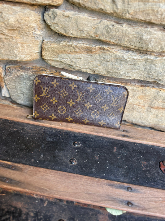 Chic, compact, and classic wallet 💳