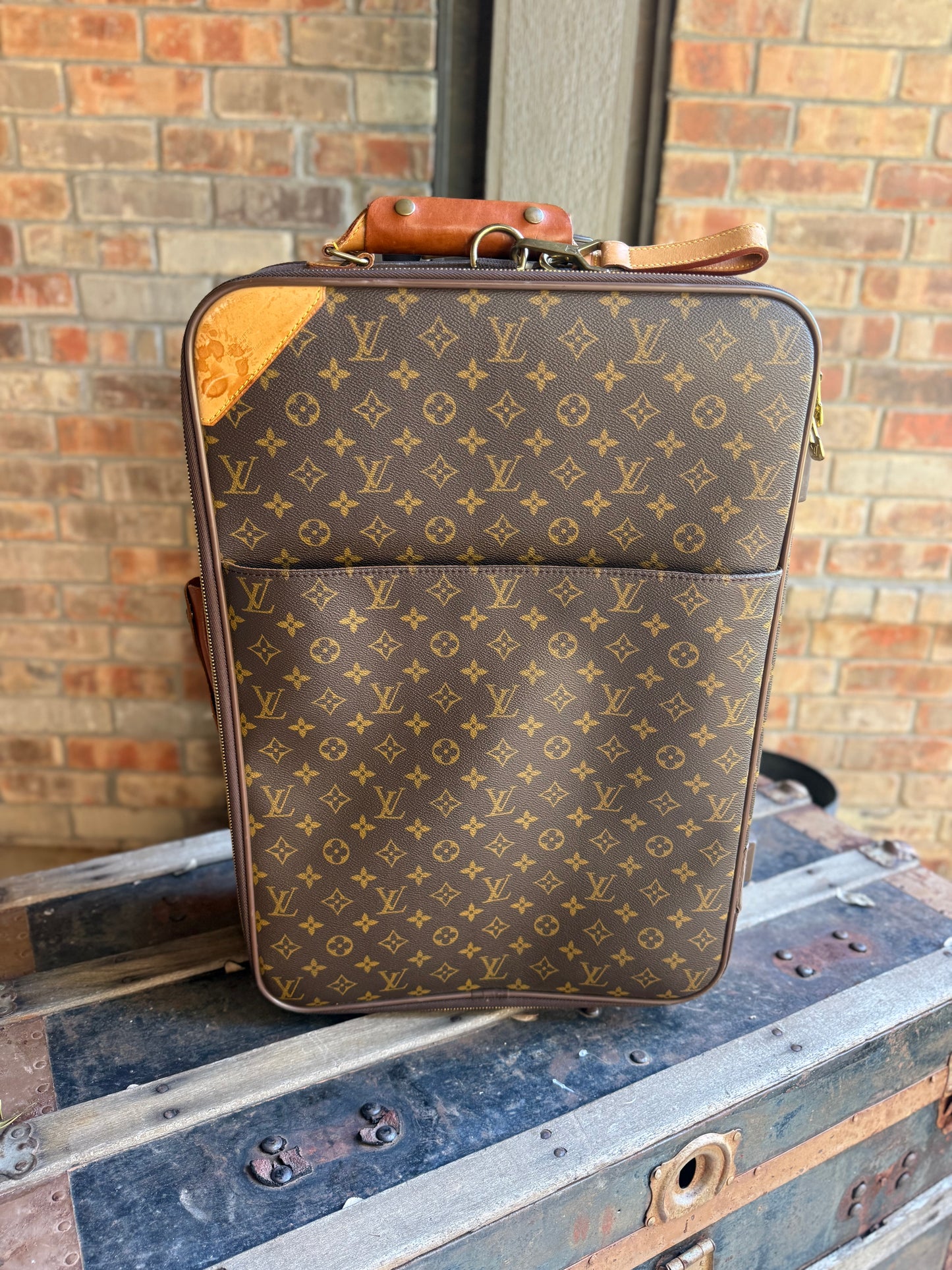 The Timeless Traveler Suitcase ✈️