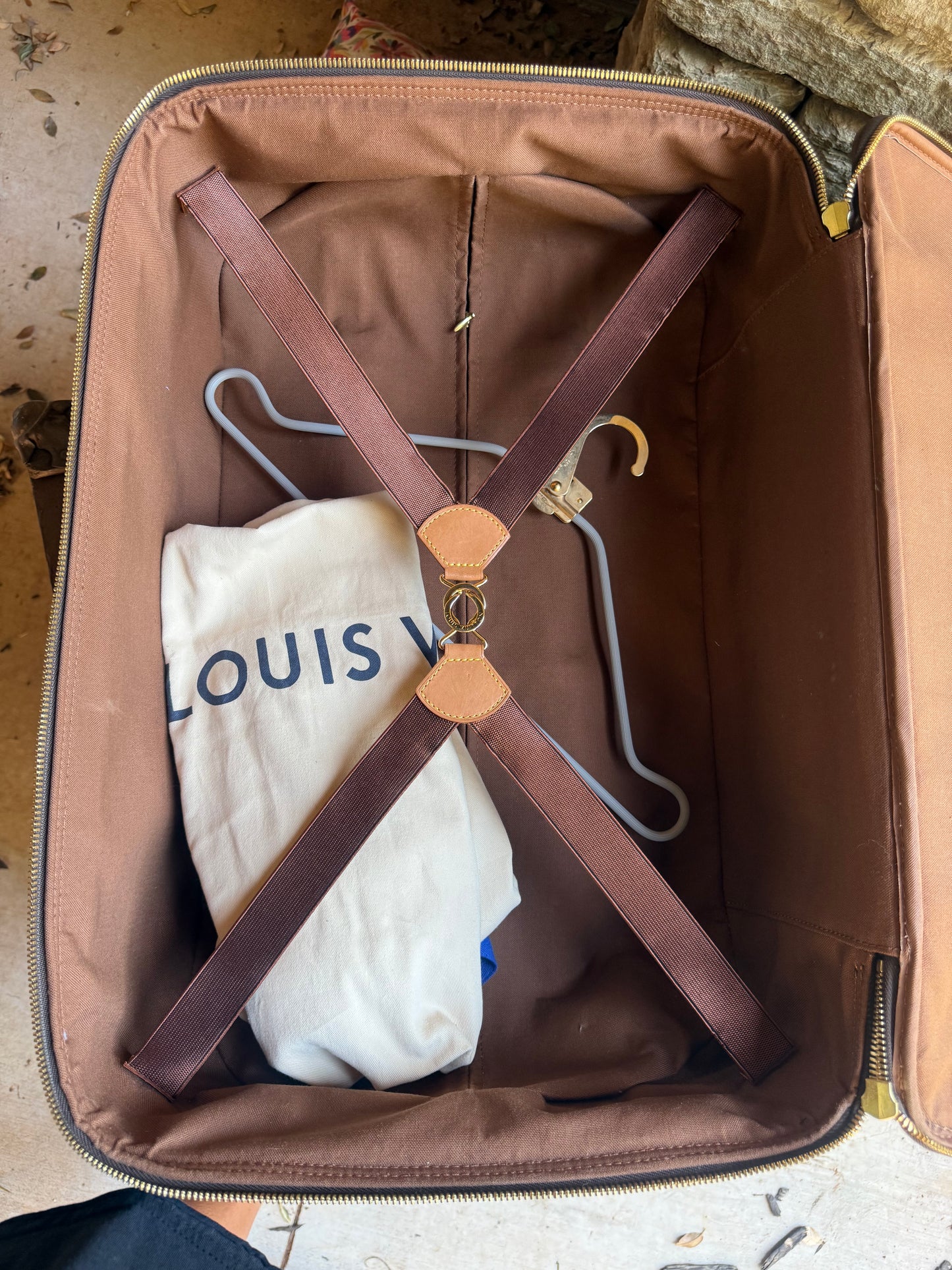 The Timeless Traveler Suitcase ✈️