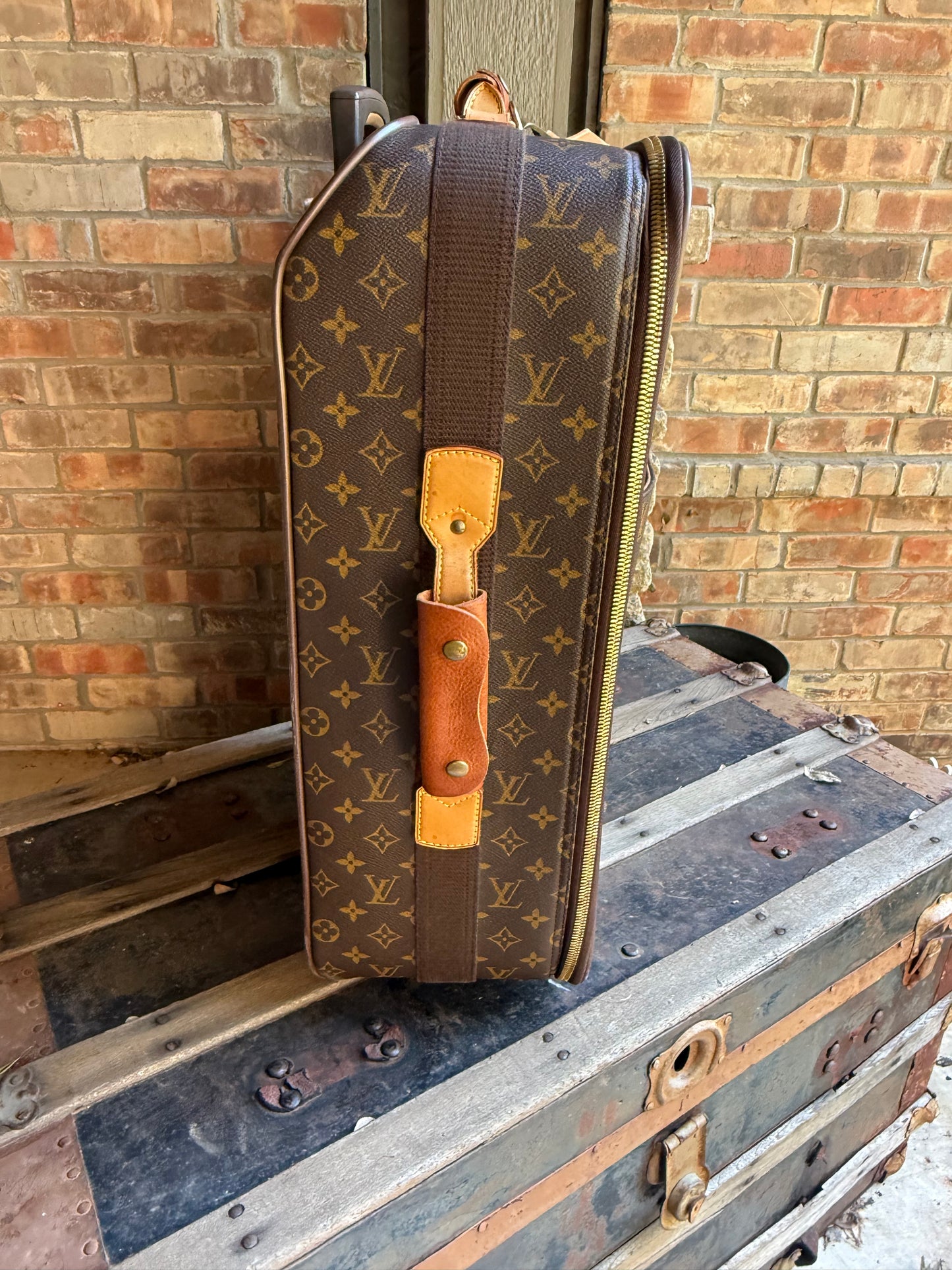 The Timeless Traveler Suitcase ✈️
