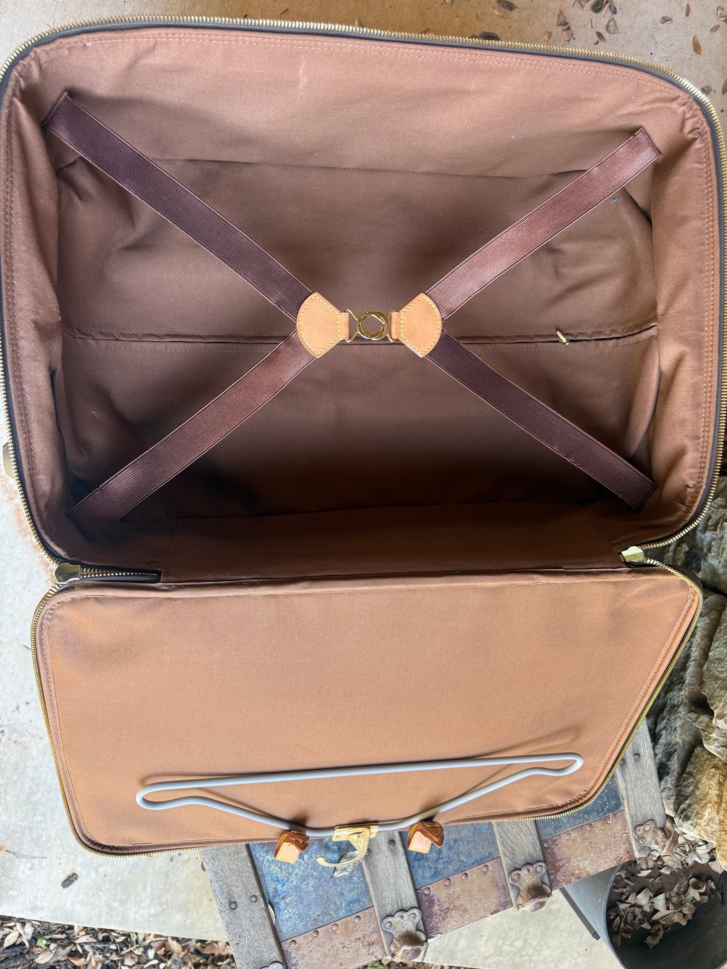 The Timeless Traveler Suitcase ✈️