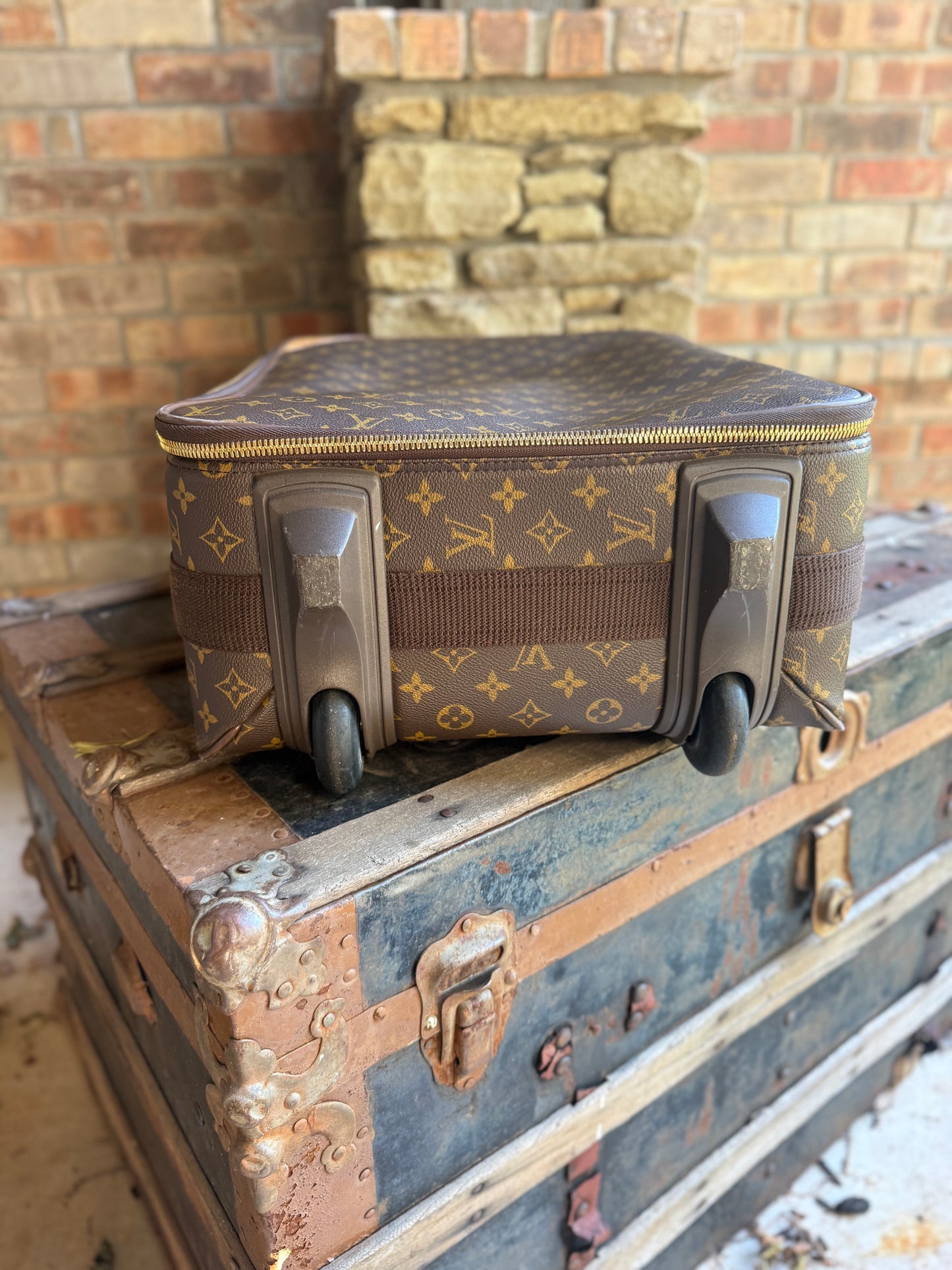 The Timeless Traveler Suitcase ✈️
