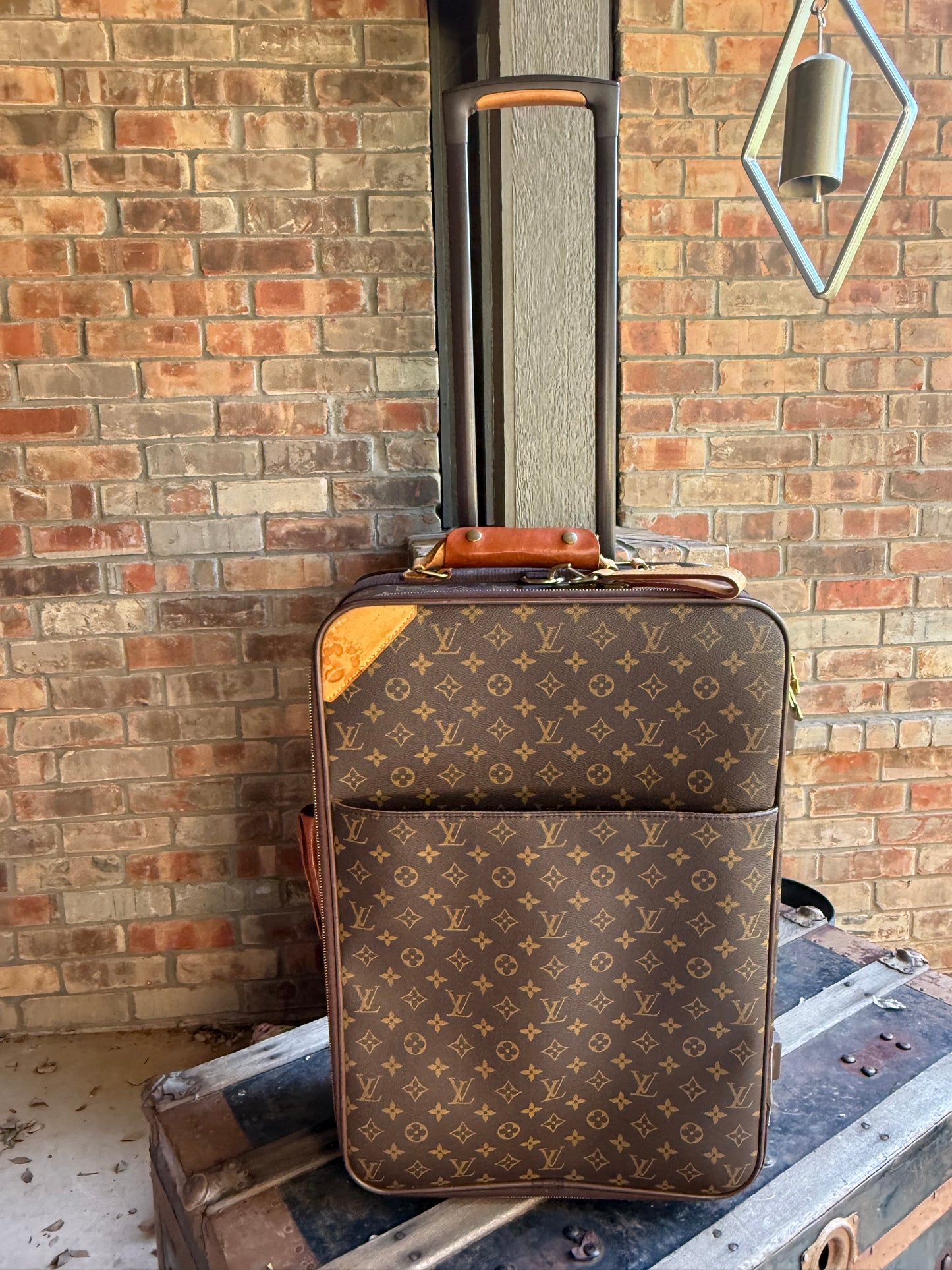 The Timeless Traveler Suitcase ✈️
